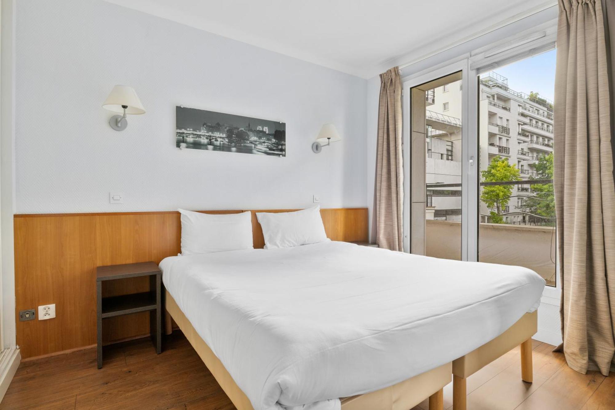 Grand Appartement Avec Balcon - Proche Parc Des Expo - Parking Privee Issy-les-Moulineaux Bagian luar foto