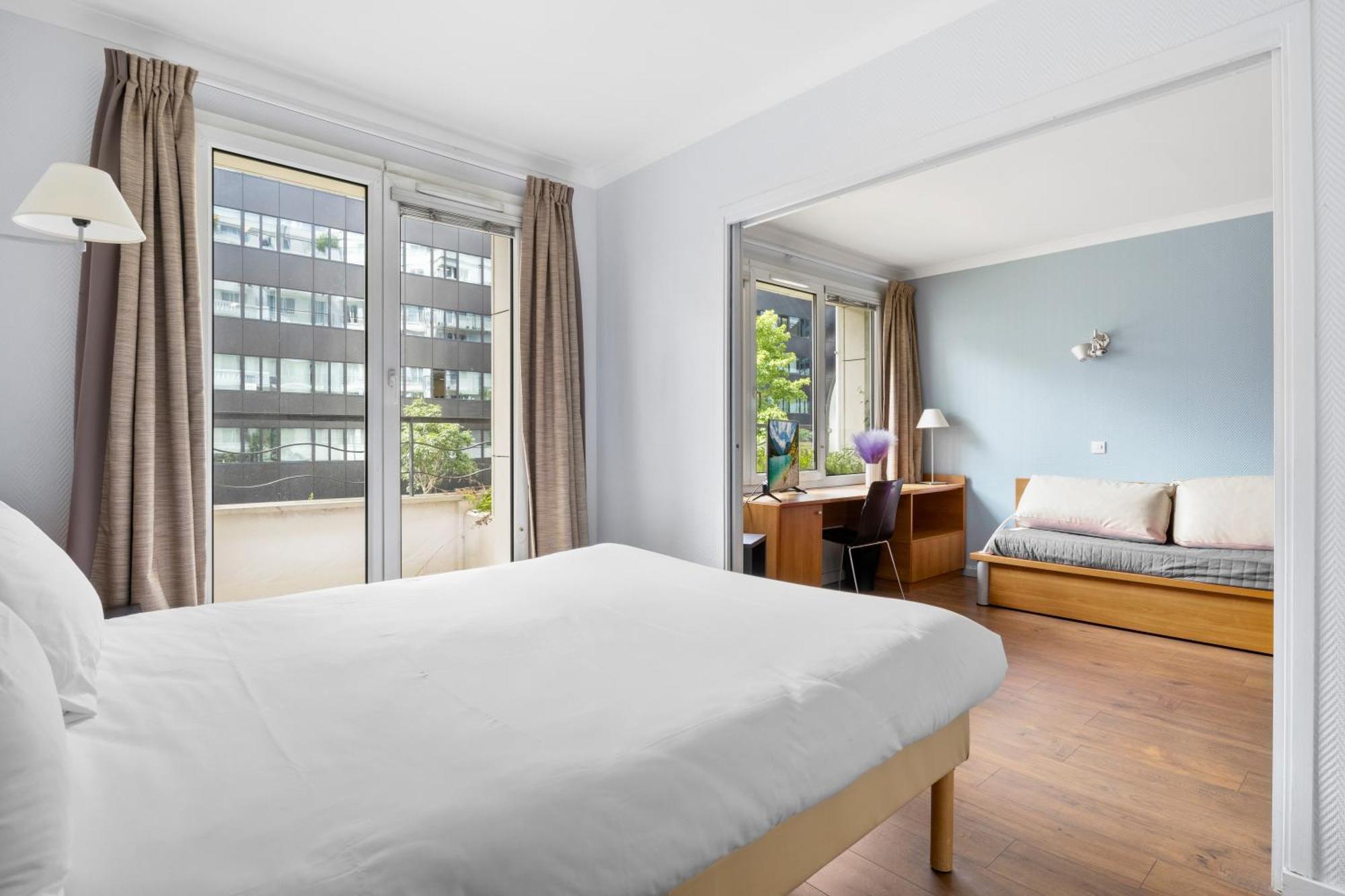 Grand Appartement Avec Balcon - Proche Parc Des Expo - Parking Privee Issy-les-Moulineaux Bagian luar foto