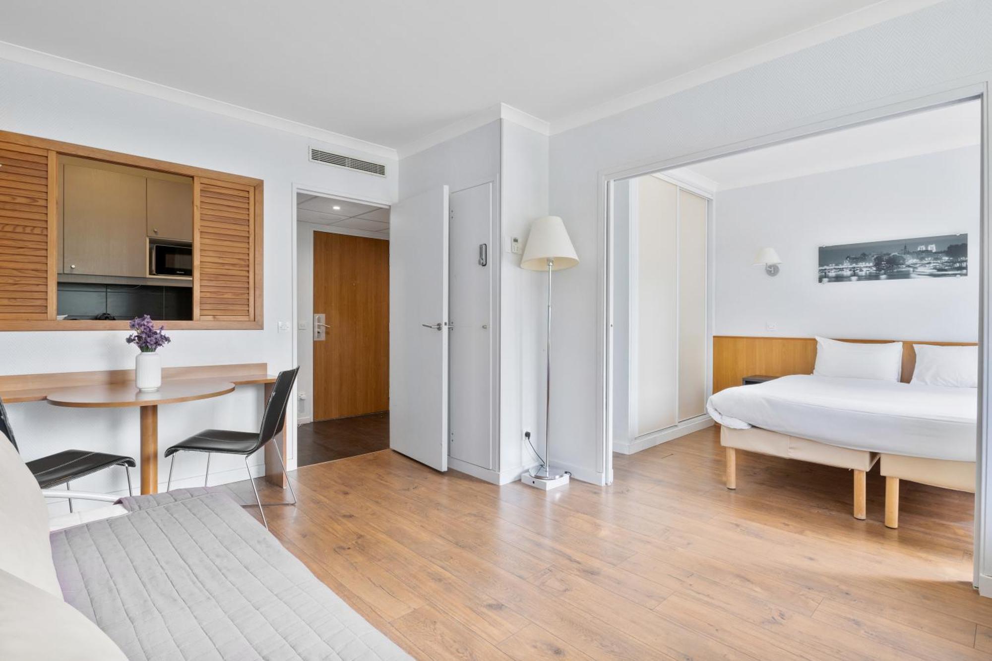 Grand Appartement Avec Balcon - Proche Parc Des Expo - Parking Privee Issy-les-Moulineaux Bagian luar foto